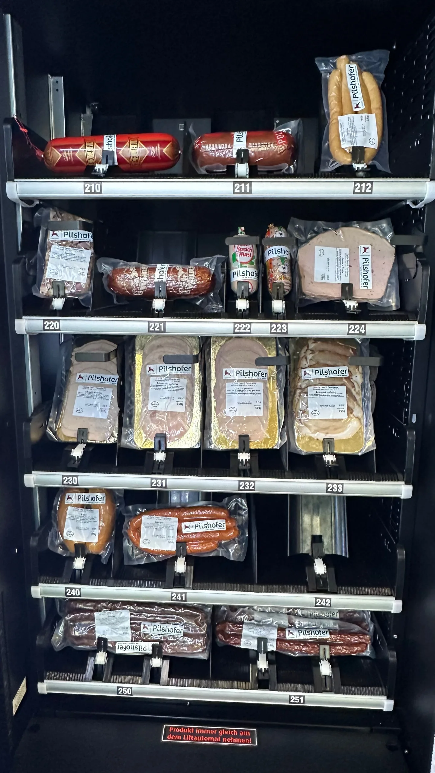 Automat mit regionalen Wurst- und Fleischwaren