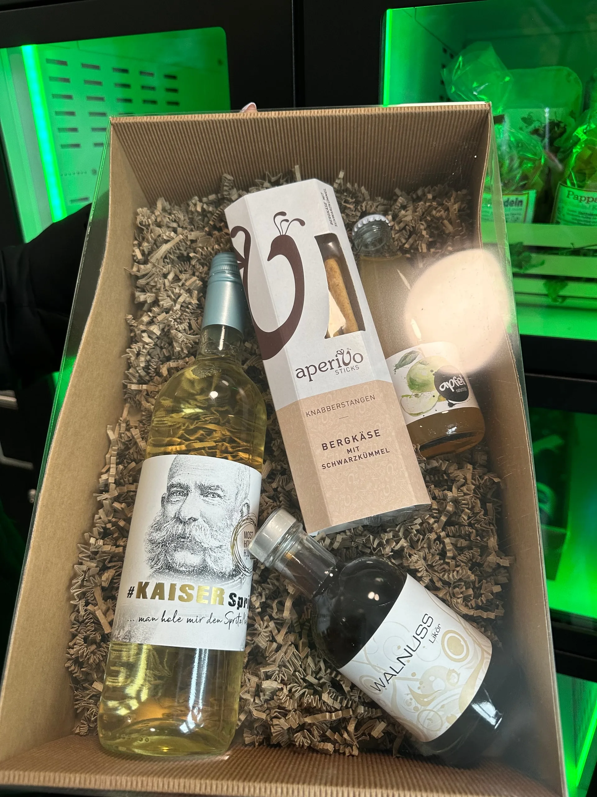 Geschenkkorb mit Wein, Knabbergebäck und Aufstrich