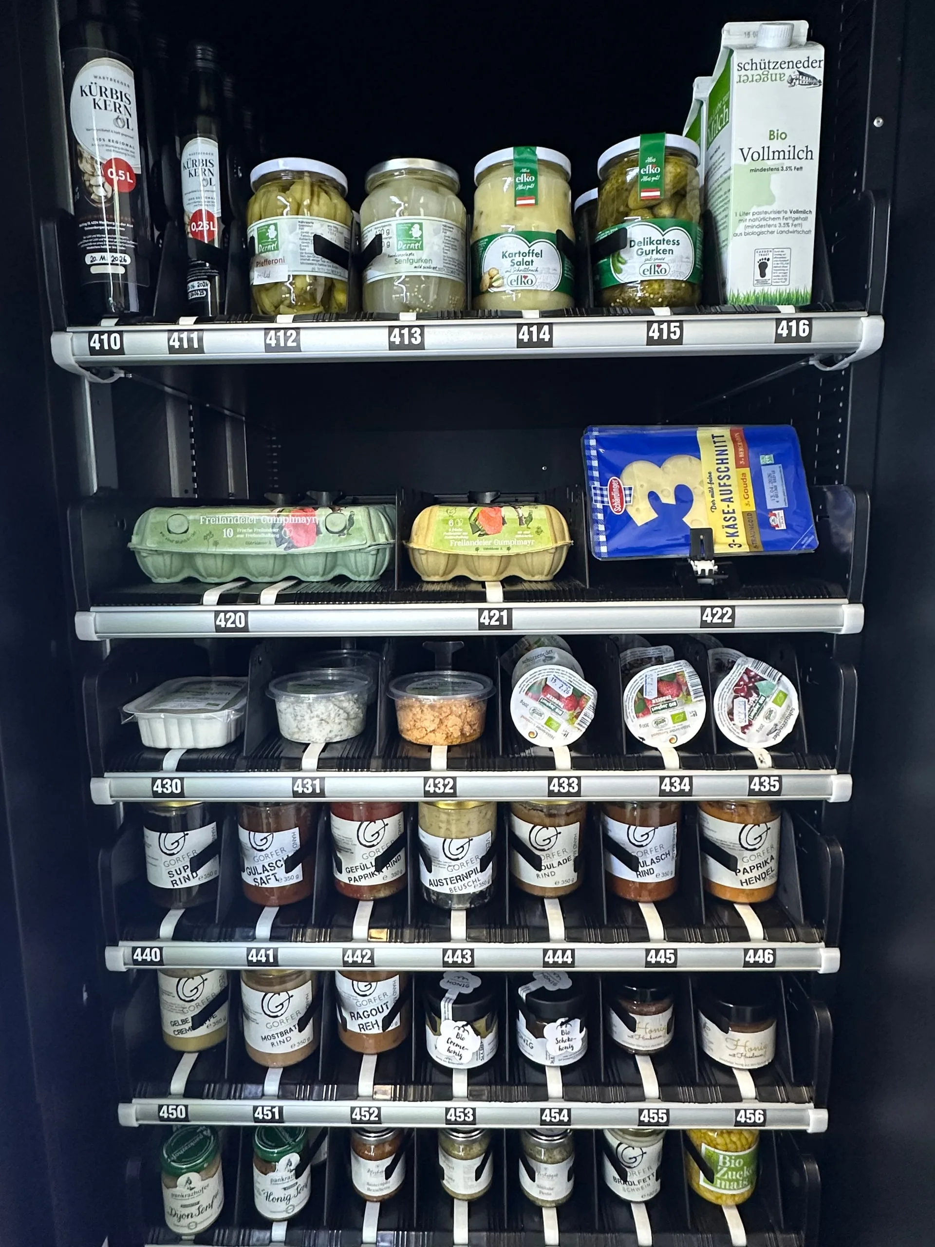 Automatenfach mit Öl, Eingelegtem, Eiern und Milch