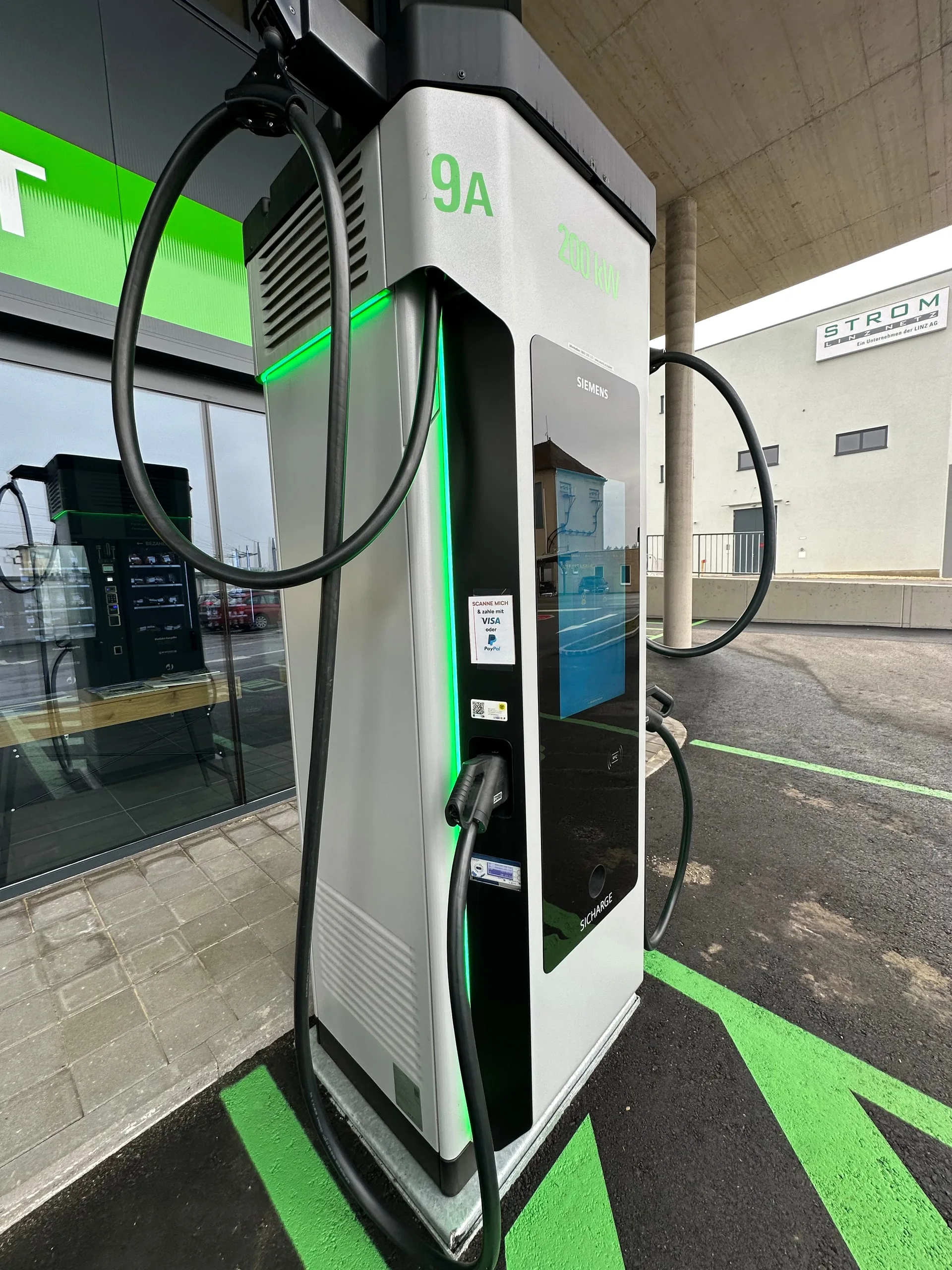 Ladesäule mit QR-Code-Aufkleber für die Zahlung mit Kreditkarte oder PayPal