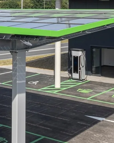 Barrierefreier Parkplatz mit Rollstuhlzeichen und schraffierter Fläche vor dem Gebäude