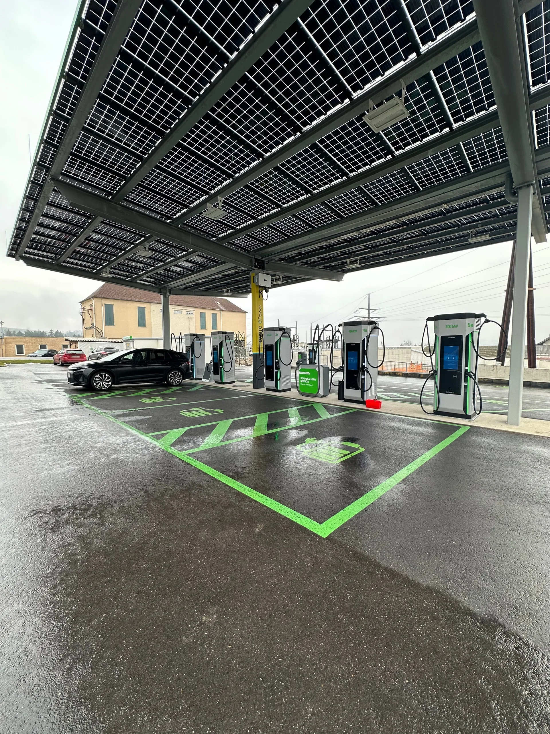 Unterseite des Vordachs mit Solarmodulen über der Säulenreihe