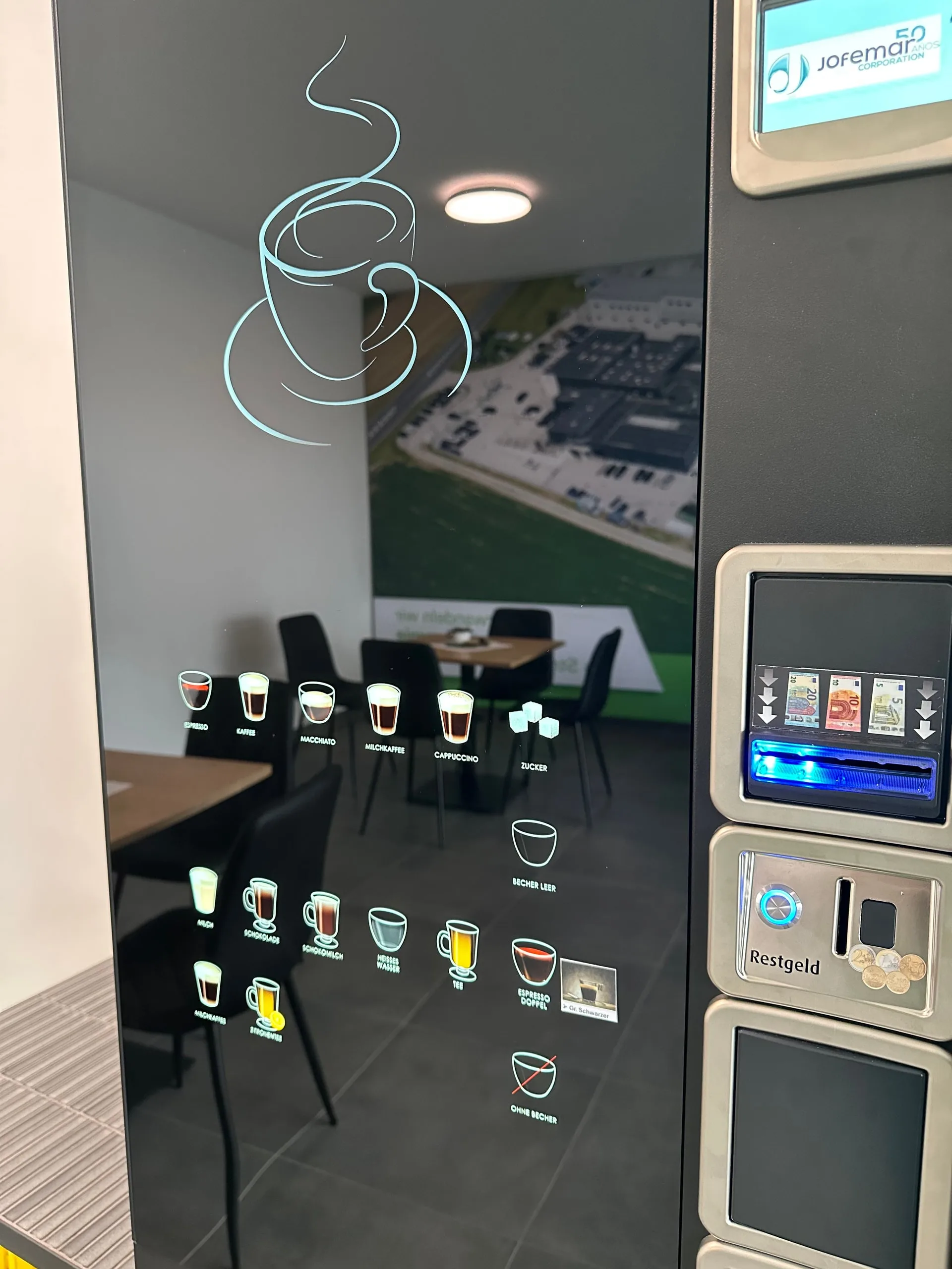 Kaffeeautomat mit Auswahl auf dem Bildschirm